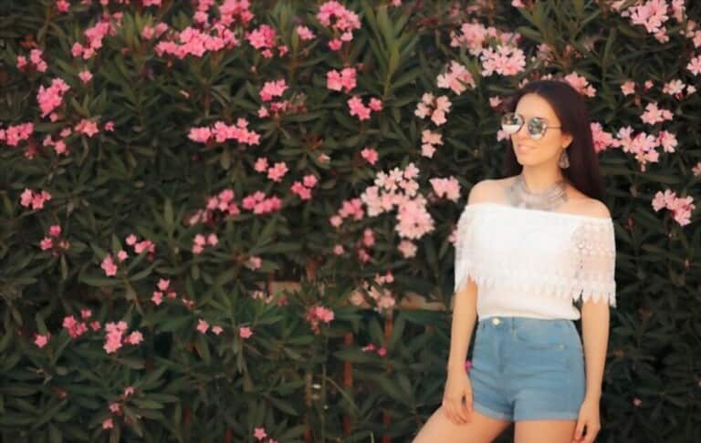 girl with summer outfit off shoulder top combined with blue short jeans