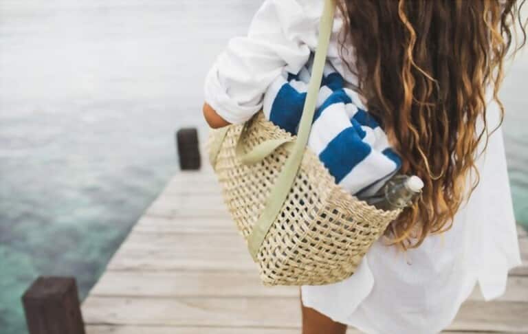 71 / 5.000 Kết quả dịch Kết quả bản dịch woman wearing fashion beach bag with towel, water bottle 71 / 5.000 Kết quả dịch Kết quả bản dịch woman wearing fashion beach bag with towel, water bottle