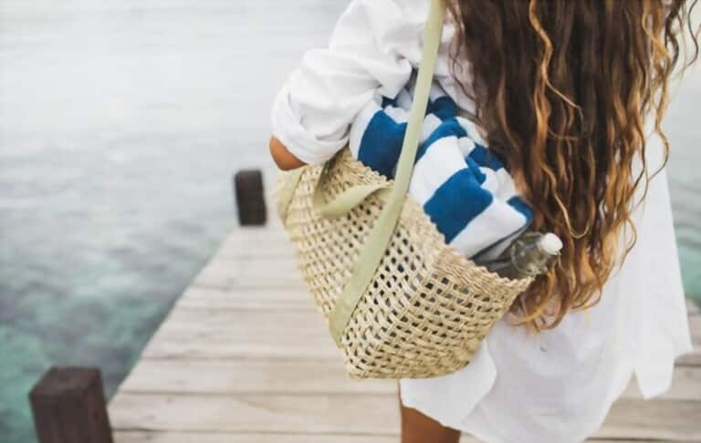  71 / 5.000 Kết quả dịch Kết quả bản dịch woman wearing fashion beach bag with towel, water bottle