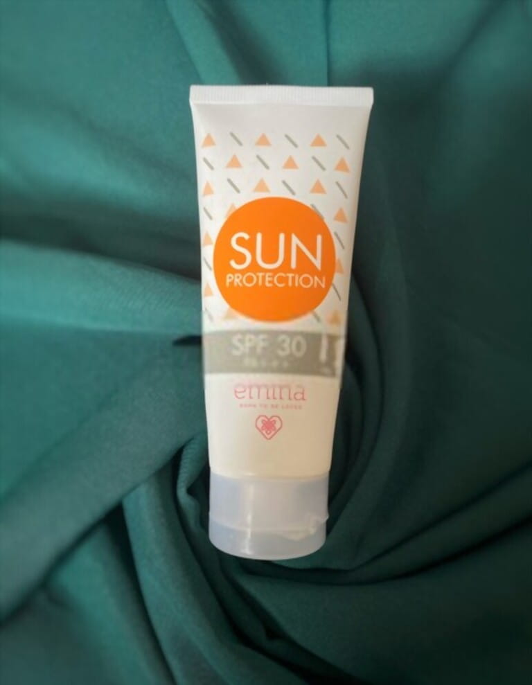 This suncreen emina contains SPF 30. It's a real awakening for you outdoor enthusiasts